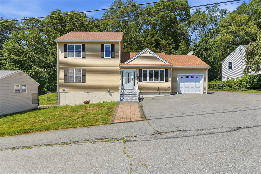 39 Sunflower Rd in Holbrook
