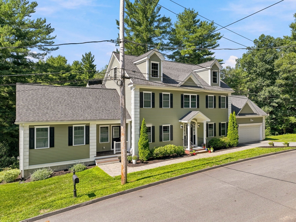 19 Riverside Drive in North Reading