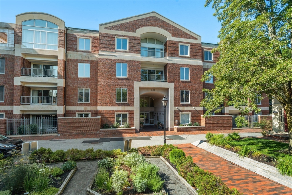 130 Mount Auburn St #406 in Cambridge