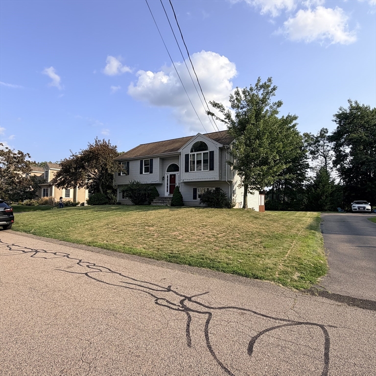 11 Thyme Ln in North Attleboro