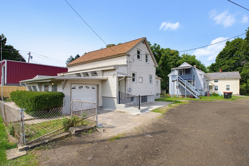 1 Railroad Ct in Millbury