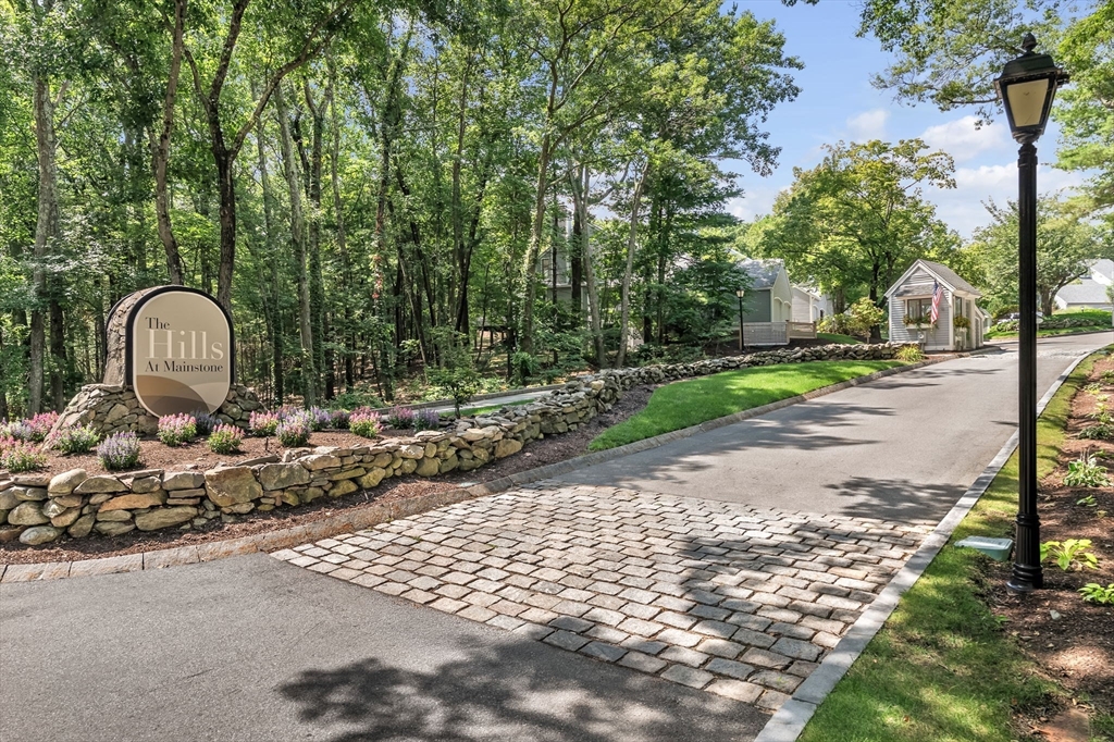91 Hillside Dr #91 in Wayland