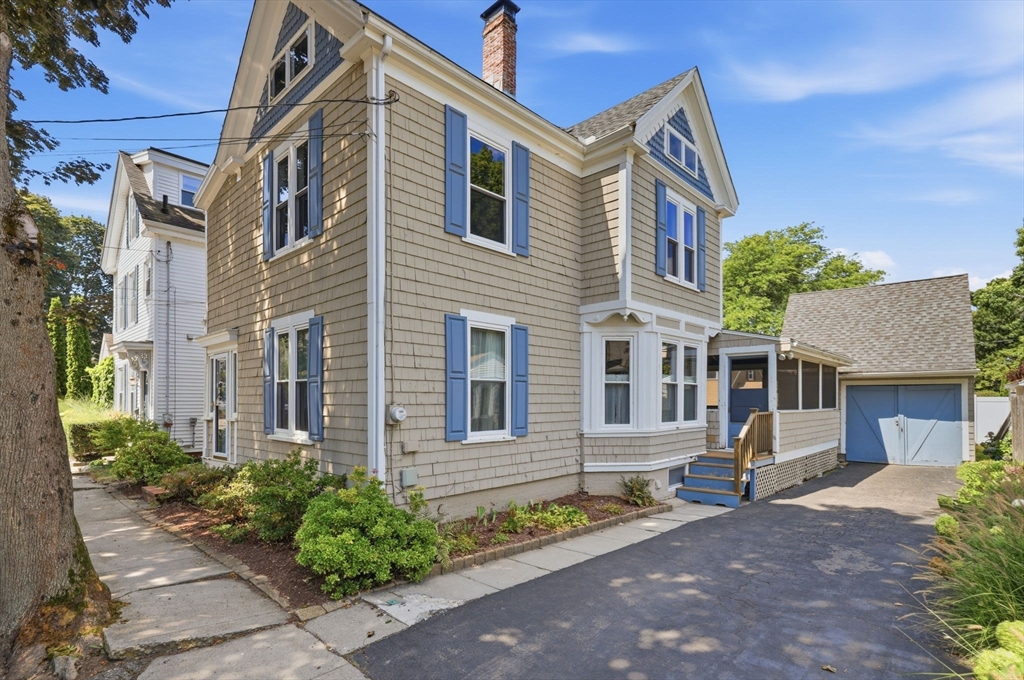 16 Collins St in Newburyport