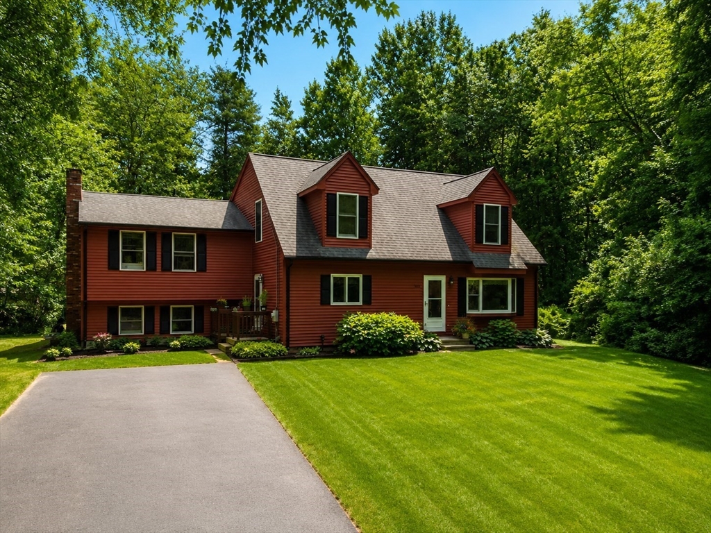 351 Hartford Ave E in Uxbridge