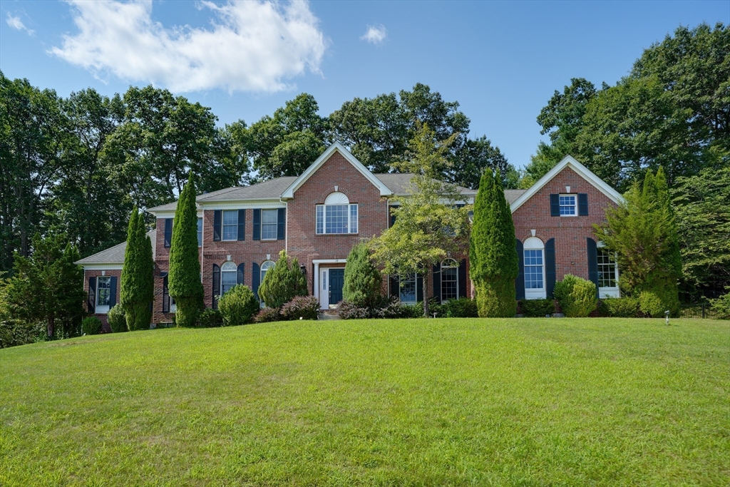 18 Valley View Dr in North Grafton