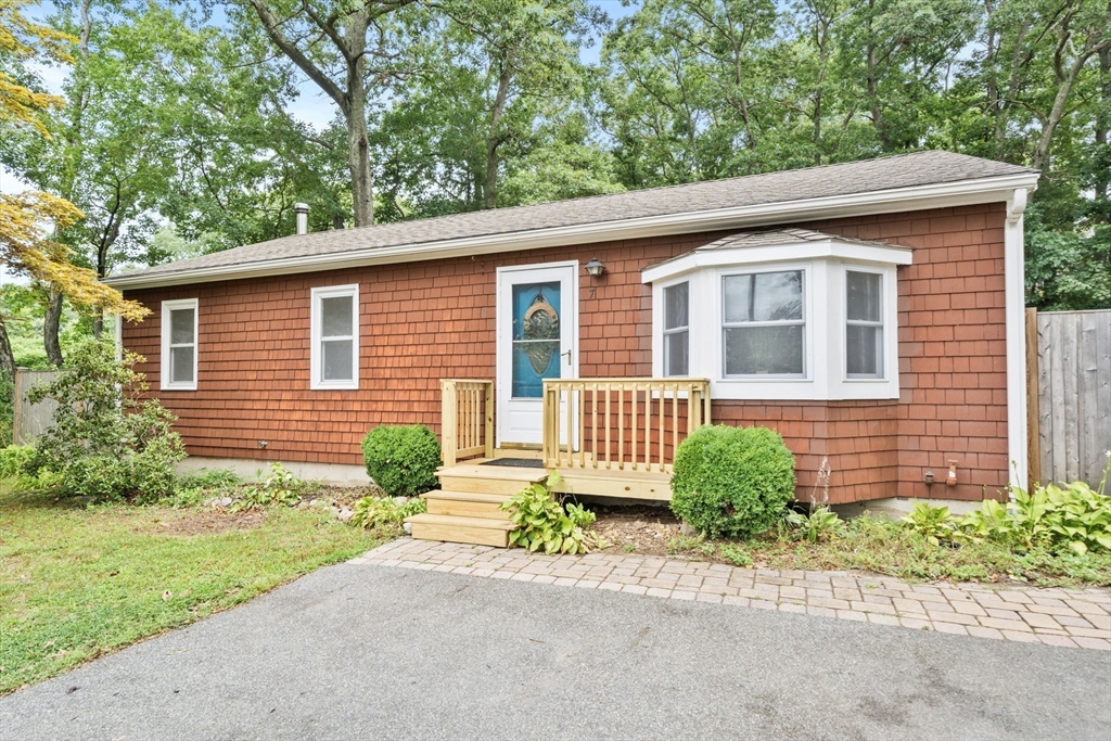 7 Riverview Dr in Middleton