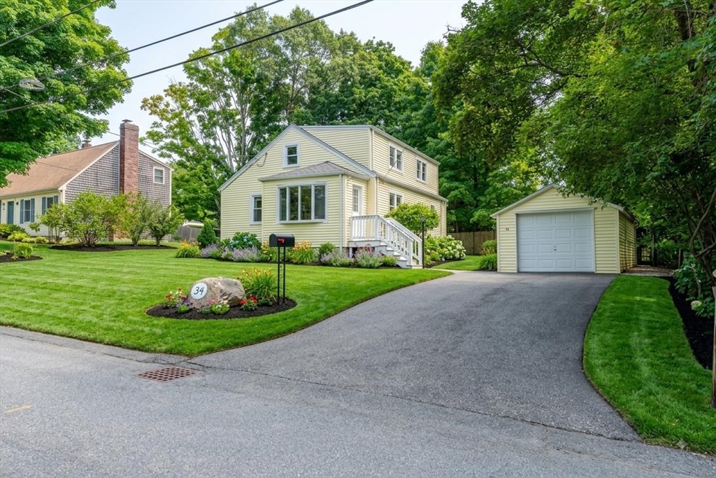 34 Hawthorne St in North Attleboro