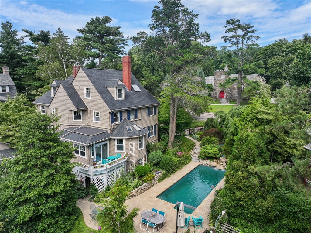 105 Randolph Ave in Milton