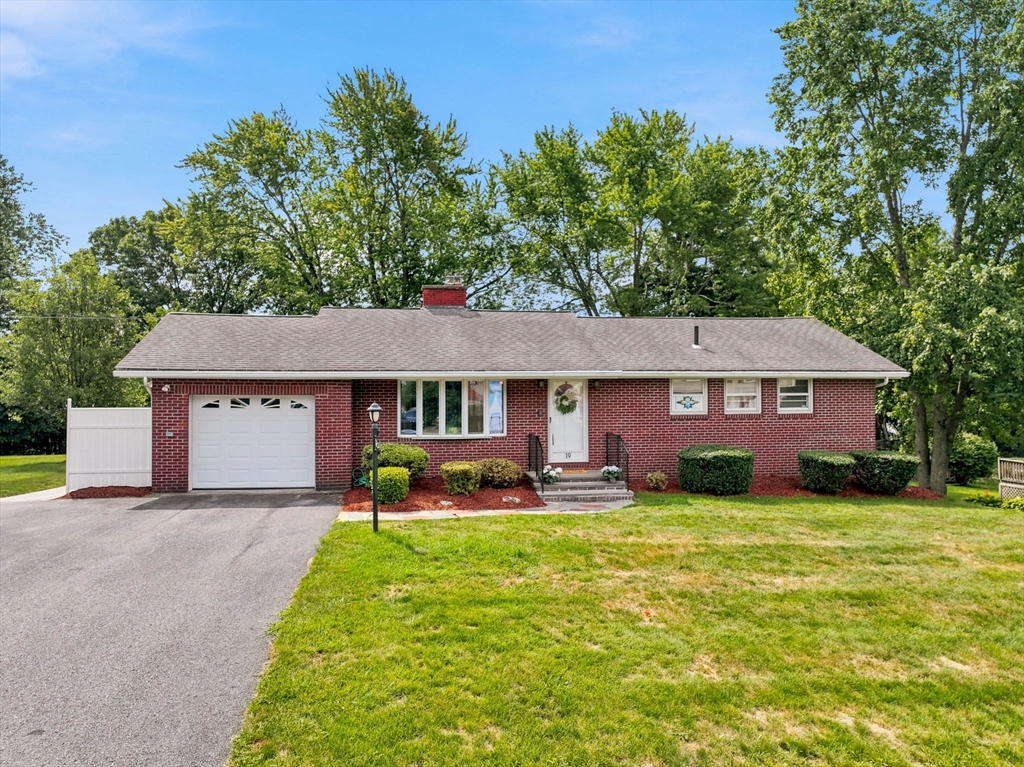 19 Champlain Dr in Hudson
