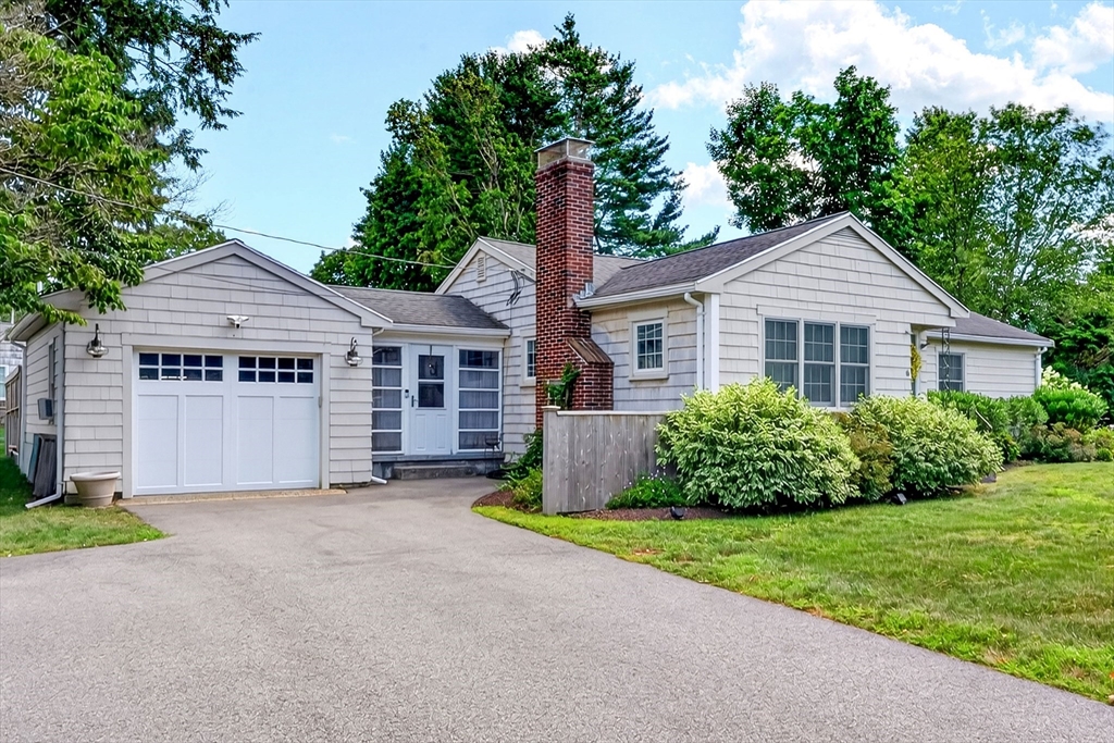 6 Winthrop Dr in Attleboro