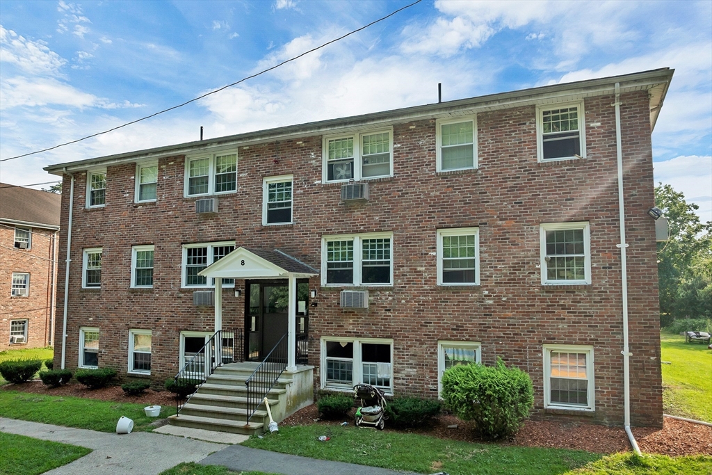 8 Carriage Hill Rd #17 in Amesbury