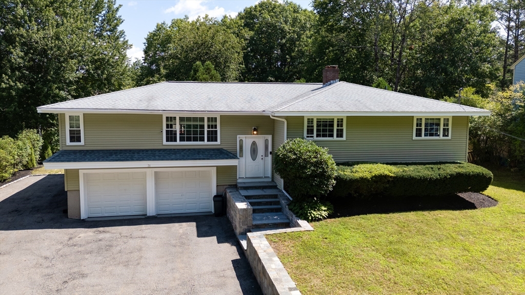 31 Lakeshore Dr in Hudson