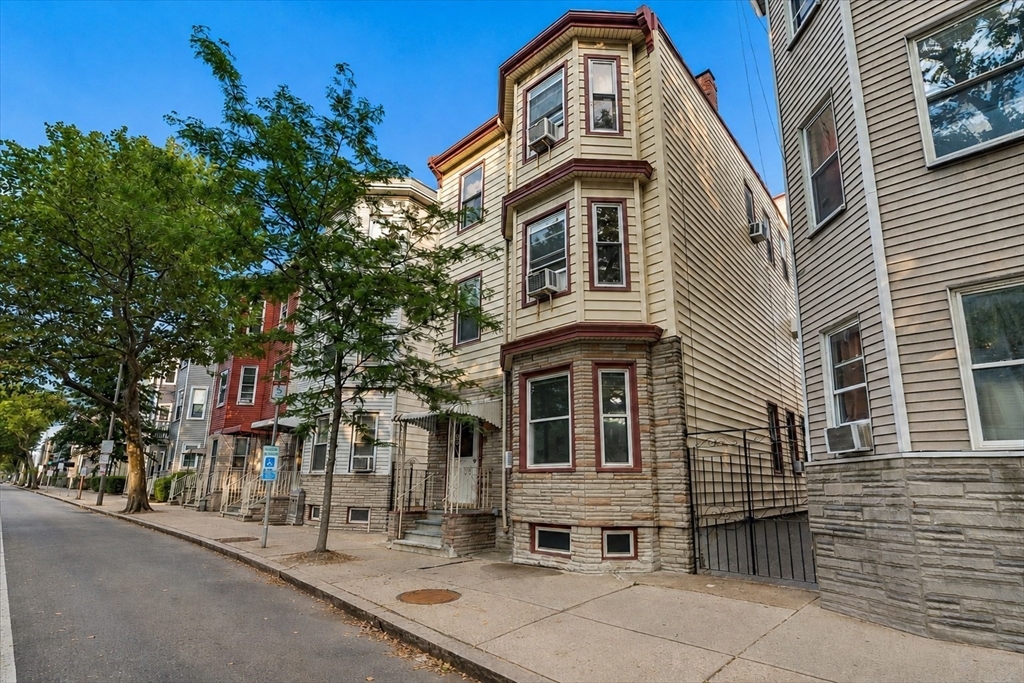 227 Chelsea St in Boston