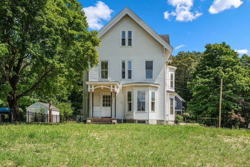 83 Oak Street in Uxbridge