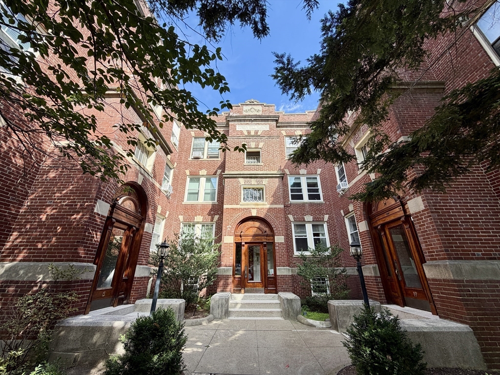19 Short St #6 in Brookline