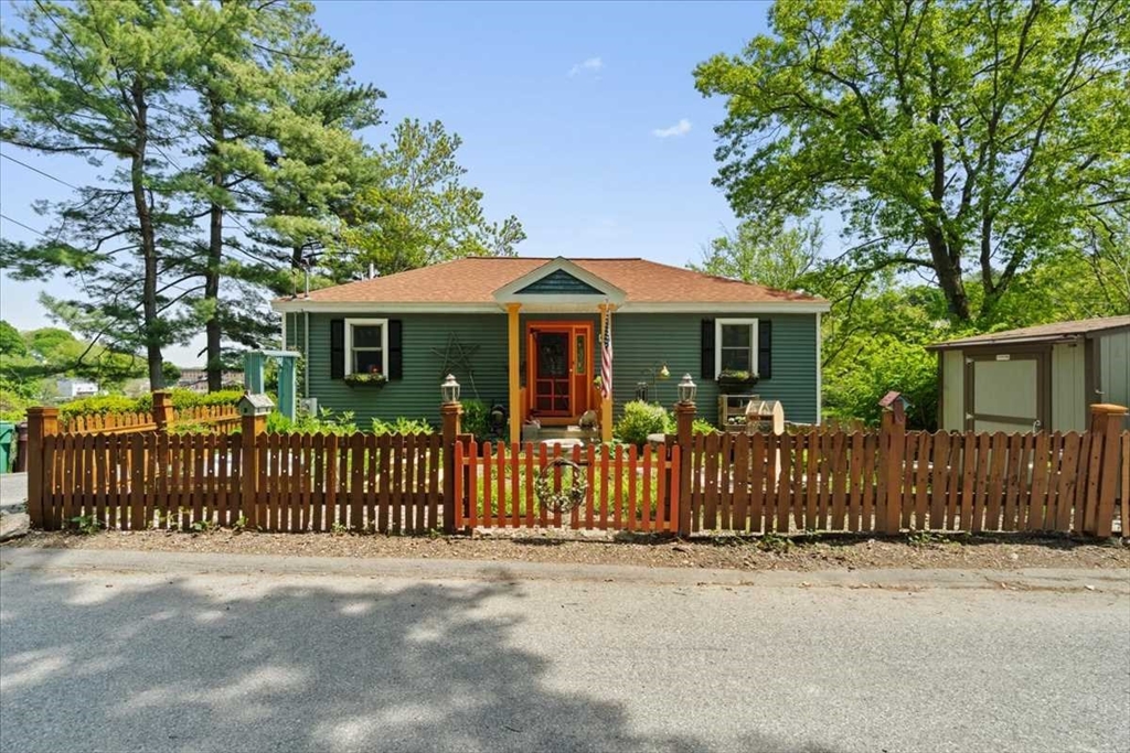 212 Grove St in Clinton