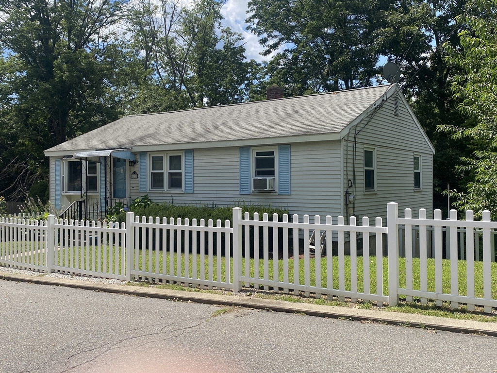 19 Blossom Street in Clinton