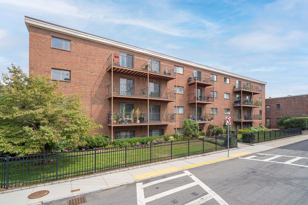 26 Waverly St #405 in Brighton
