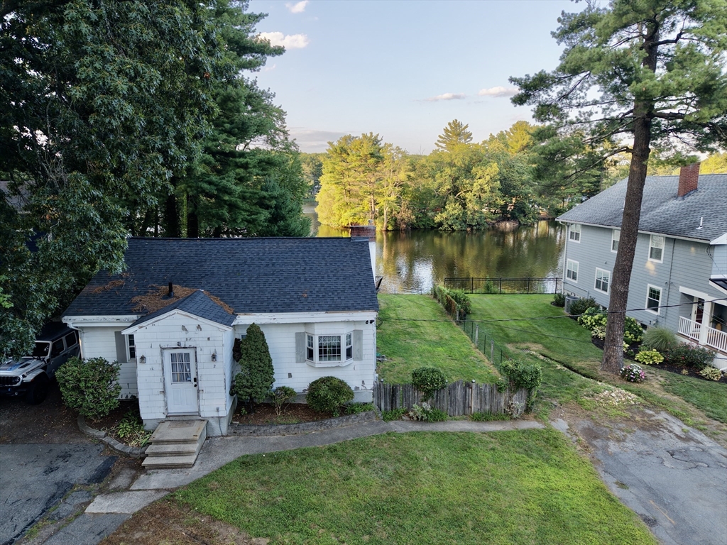 2 Colonial Road in Lynnfield