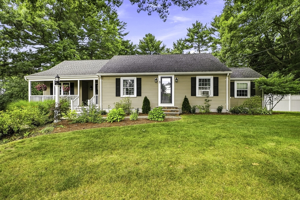 8 Mellen St in Hopedale