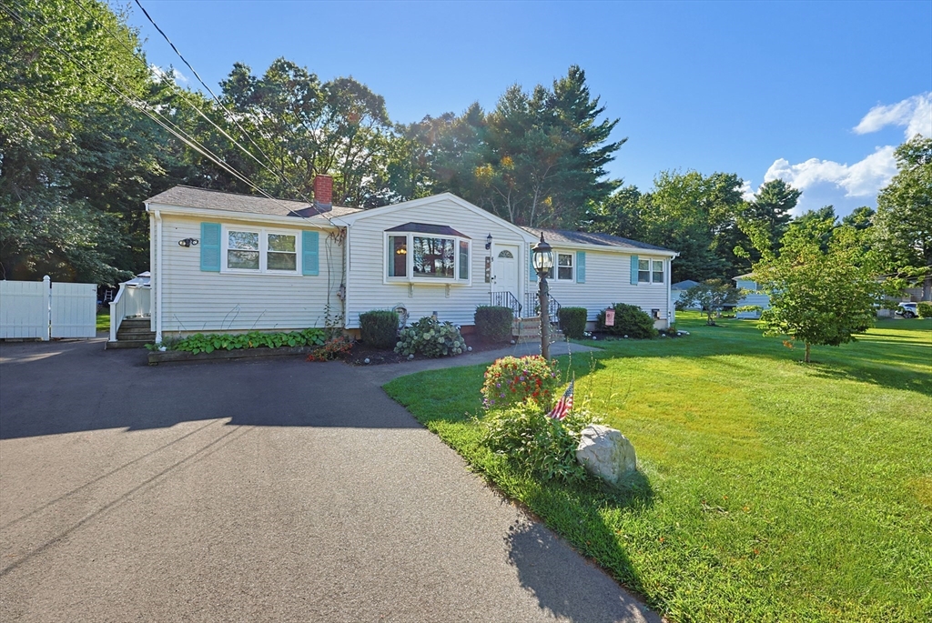 8 Pontiac Rd in Walpole
