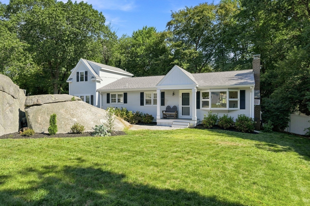 19 Locust Rd in Cohasset