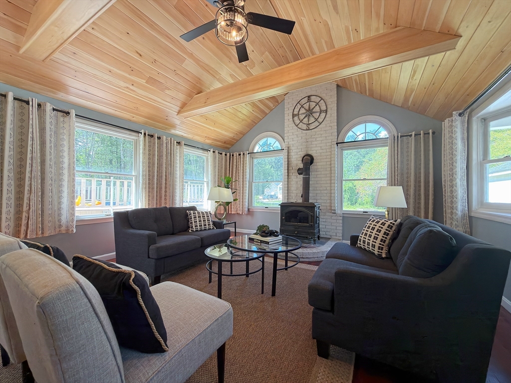 476 Pelham Rd in Dracut