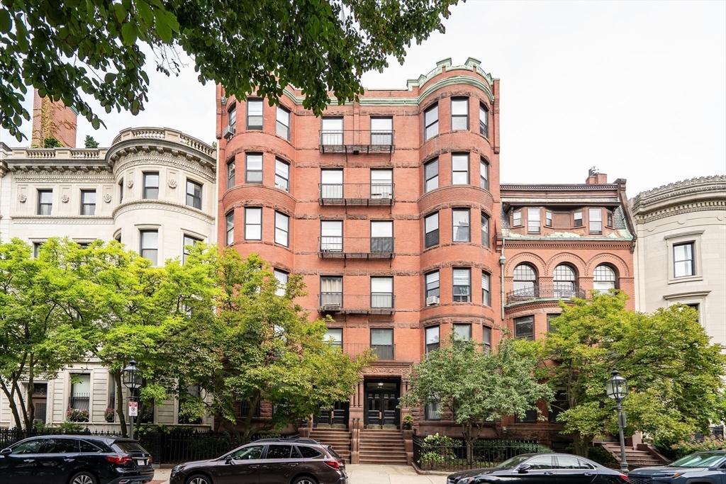 293-295 Commonwealth Avenue #1A in Boston