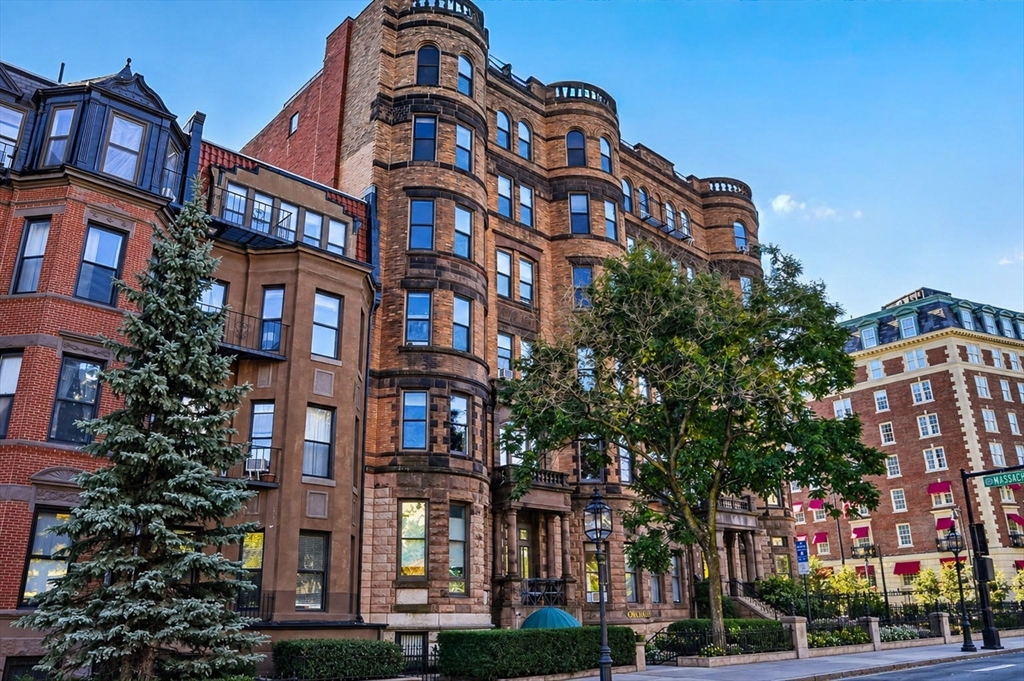 362 Commonwealth Ave #4D in Boston