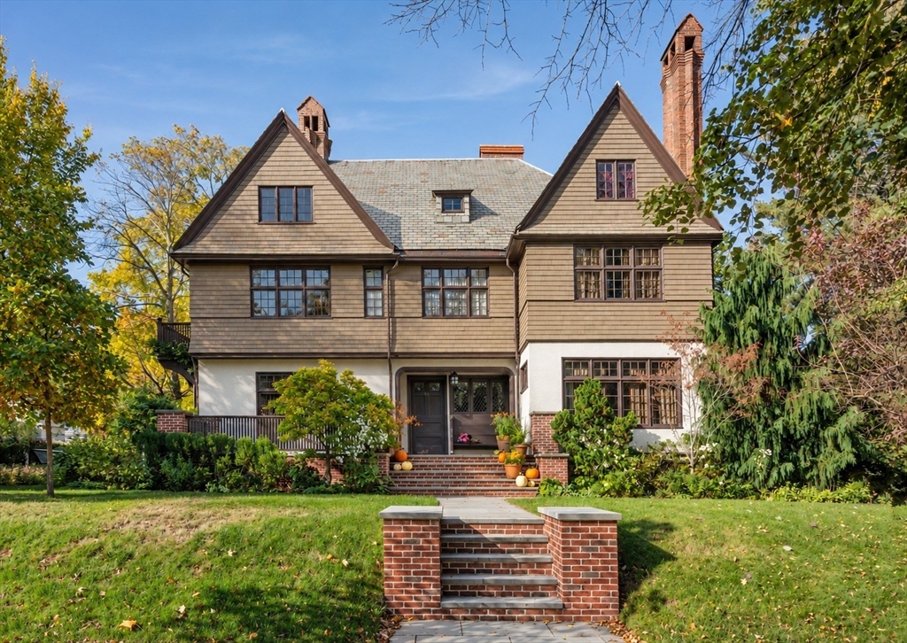 195 Brattle Street in Cambridge