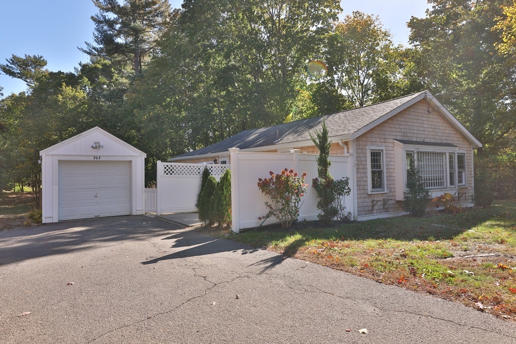 363 Tremont St in Duxbury