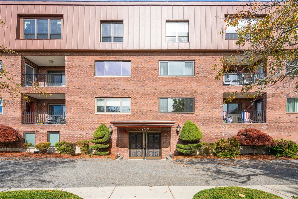209 Commonwealth Ave #2A in Chestnut Hill