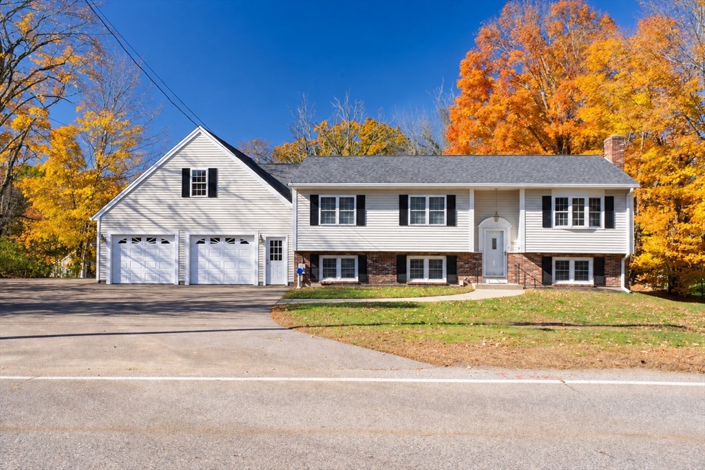 563 Old Post Road in North Attleboro