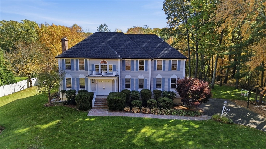8 Cloverfield Dr in Andover