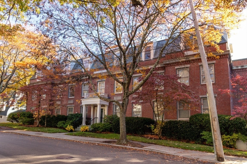 216 Summit Ave #B-102 in Brookline