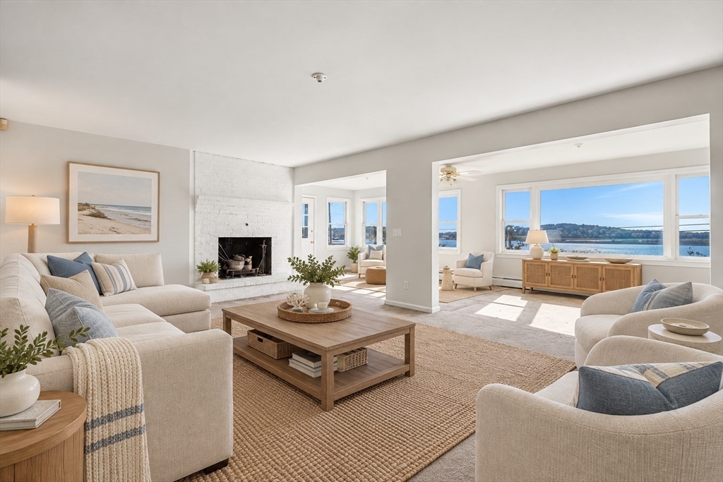 98 Little Neck Rd in Ipswich