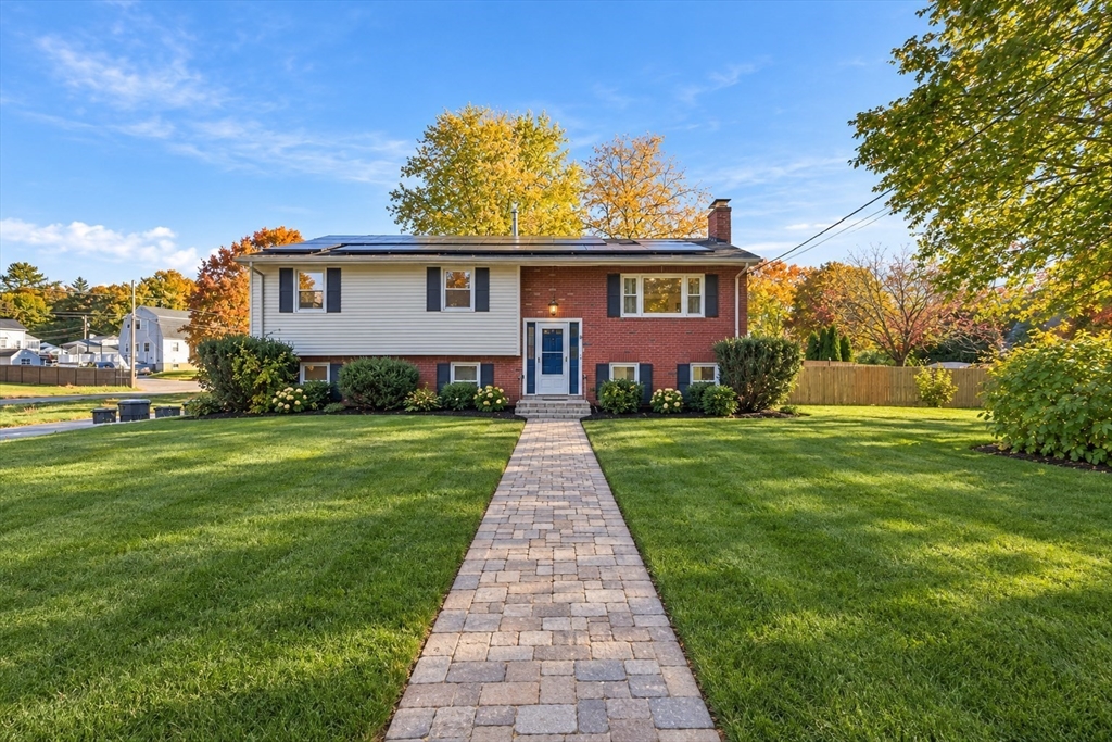60 Oneida St in Methuen